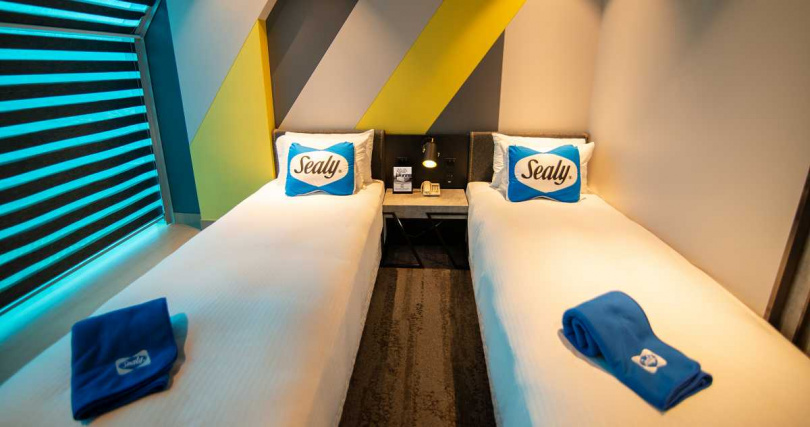全球首發「SEALY LOUNGE席伊麗尊榮房」,將環亞機場貴賓室內共17間房間,全數使用Sealy席伊麗飯店規格床墊,提供宛如置身五星級飯店內總統套房的頂級放鬆饗宴,講究舒適啟程的旅客和商務人士,可在桃園機場第二航廈離境大堂A區搶先體驗(圖/席伊麗提供)。