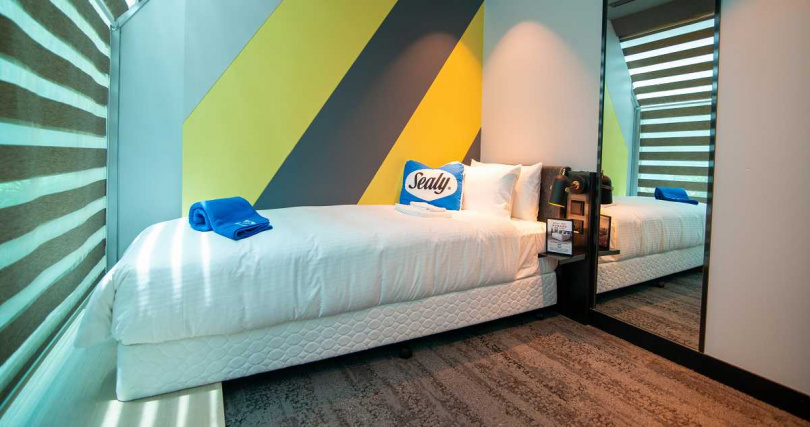 「SEALY LOUNGE席伊麗尊榮房」跨界合作為Sealy席伊麗再度領先業界,強強聯手積極拓展機場貴賓服務的環亞機場貴賓室集團(Plaza Premium Lounge),將五星級飯店等級的床墊體驗帶入機場貴賓服務,為旅客提供起飛前最舒適、尊榮的休憩空間(圖/席伊麗提供)。