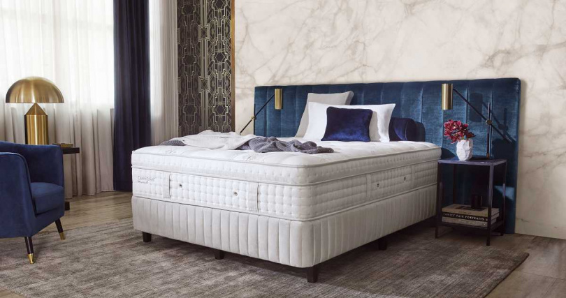 Sealy席伊麗床墊深受國內外許多五星級酒店青睞。從台北寒舍艾美酒店、澳門威尼斯人酒店,到新加坡濱海灣金沙酒店,皆選用Sealy床墊提供旅客頂級舒眠享受。2025年初全新開幕的「Capella Taipei 台北嘉佩樂酒店」,同樣也選擇Sealy作為指定床墊品牌,持續為消費者打造極致舒適的睡眠體驗(圖/席伊麗提供)。