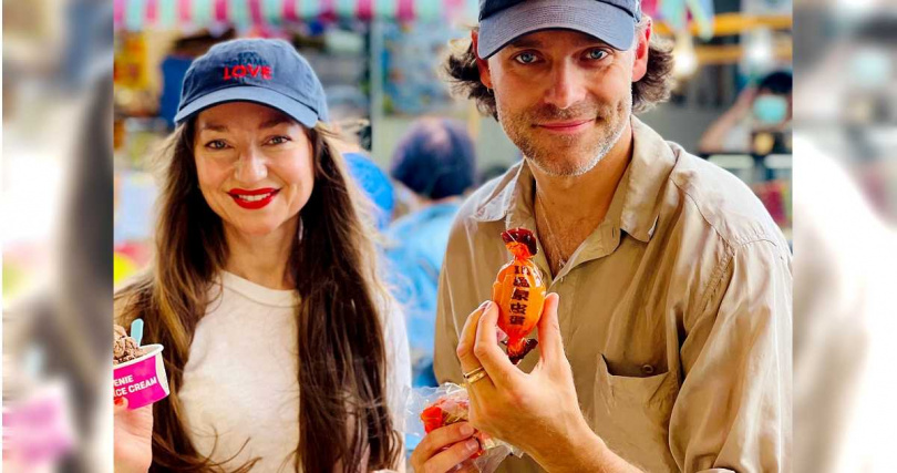 挪威影后安德莉雅酷愛淡水冰淇淋，塔優則對台灣皮蛋超級好奇。（圖／海鵬提供）
