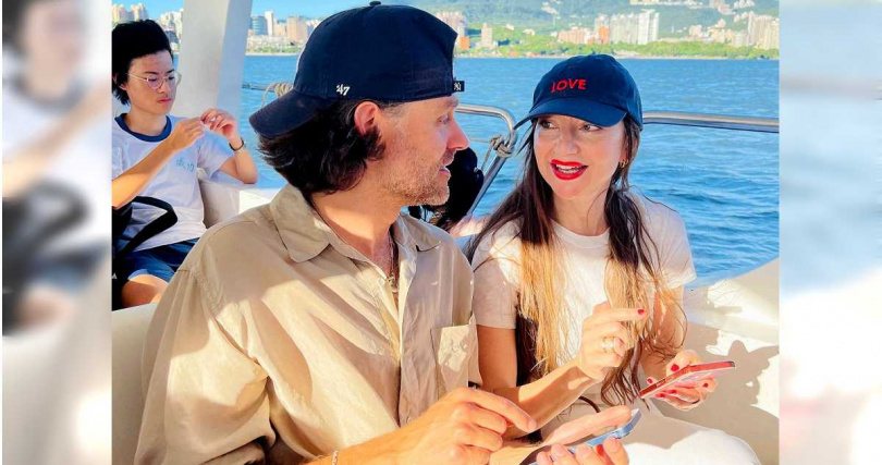 《關於愛》挪威男女主角淡水搭渡輪 交友軟體當場滑起來。（圖／海鵬提供）