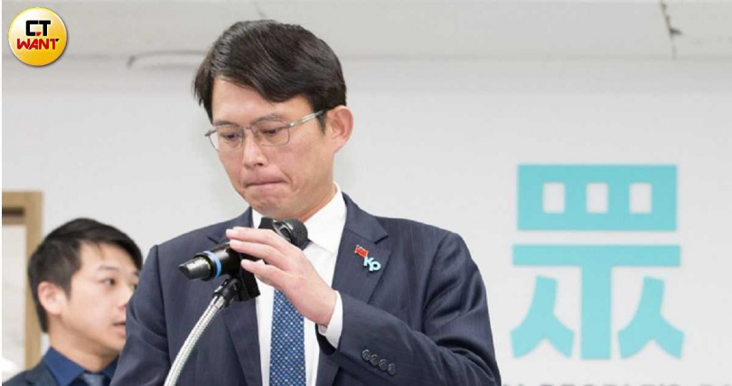 民眾黨立委「兩年條款」如何處理料成現任黨主席黃國昌（中）燒腦問題。（圖／黃威彬攝）