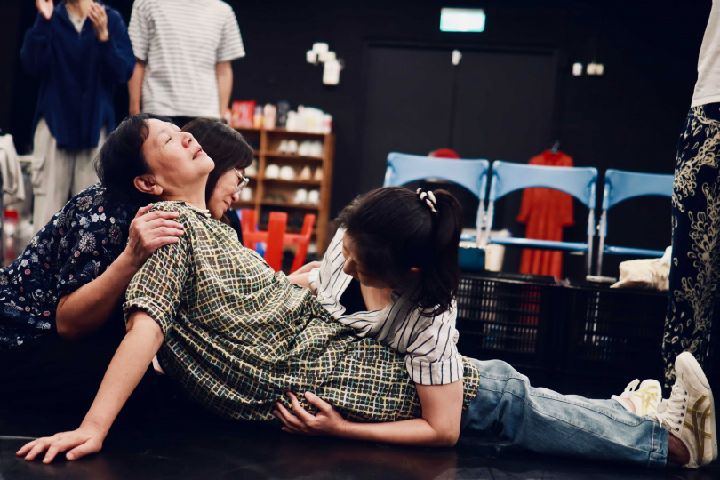 王琄（中）挑戰瘋媽角色，與演員張丹瑋（左），顏嘉樂（右）如火如荼排練中。（圖／綠光劇團）  