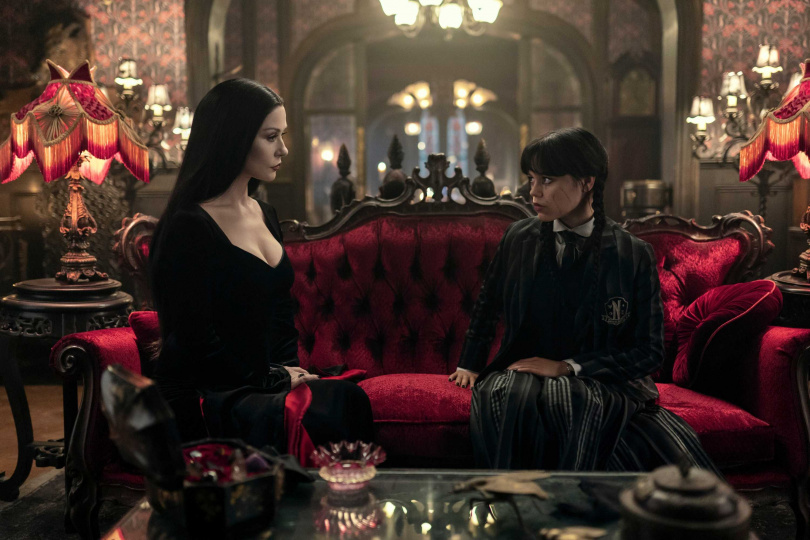 《星期三》凱薩琳麗塔瓊斯(左)大讚珍娜奧蒂嘉才華洋溢。(圖/Netflix提供)