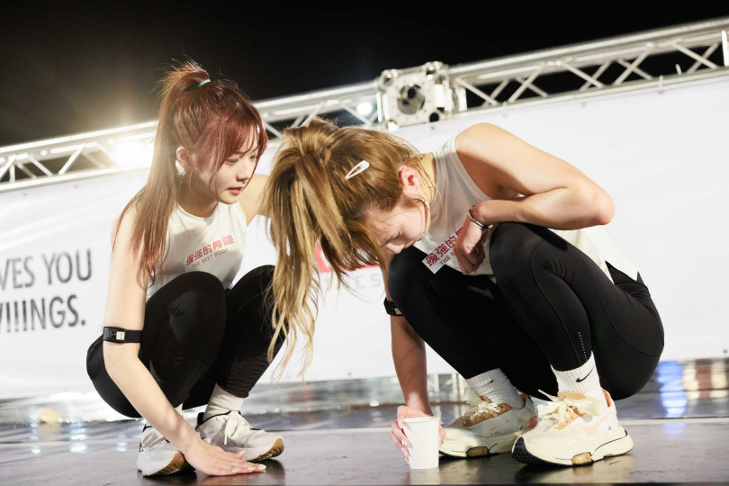 啦啦隊女神草莓（右）、笑笑參賽《最強的身體》，草莓在大魔王關卡「雪橇機」卡關臉色發白。（圖／好看娛樂提供）