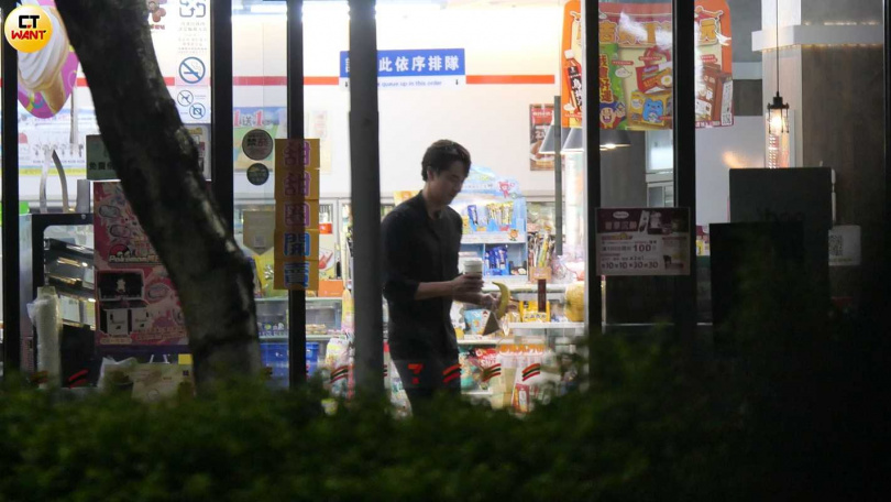 到了10點35分，劉書宏先繞來繞去還去了便利商店才獨自回到住處。（圖／本刊攝影組）