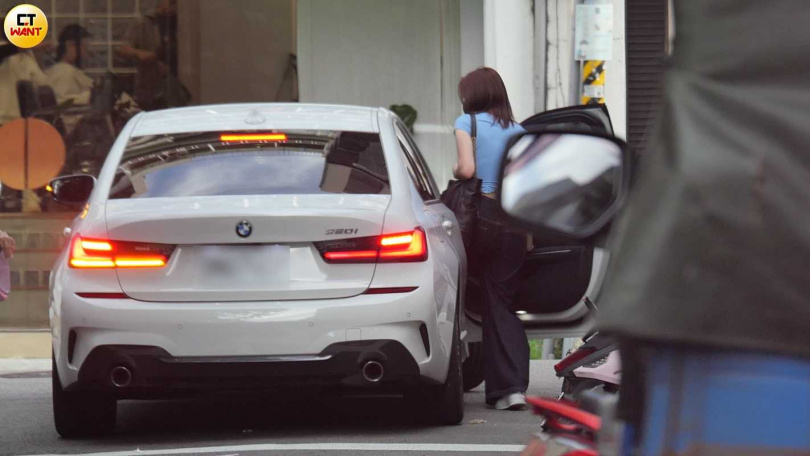 下午5點45分，劉書宏車開到台大附近的巷子，一位藍衣女子坐上副駕。（圖／本刊攝影組）