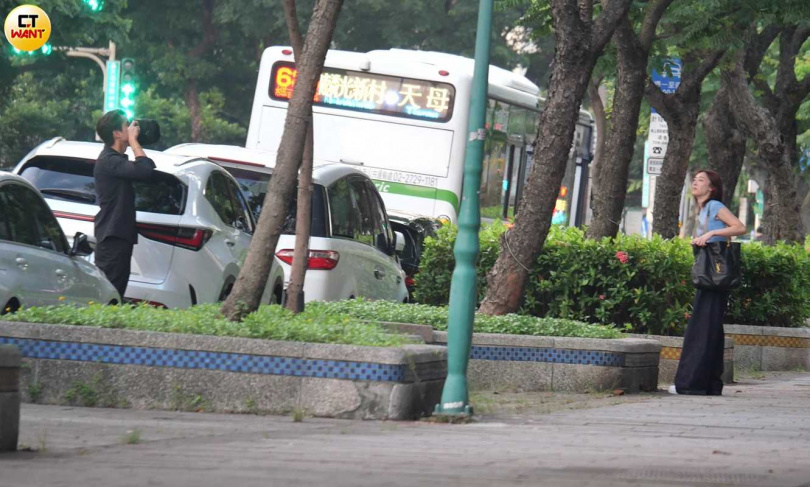 車開到天母路邊停妥，藍衣女下車居然是超強發電機席惟倫！劉書宏還展現貼心，拿出帽子想給席惟倫掩飾身分，還聞了聞帽子想表示「沒有味道」。（圖／本刊攝影組）
