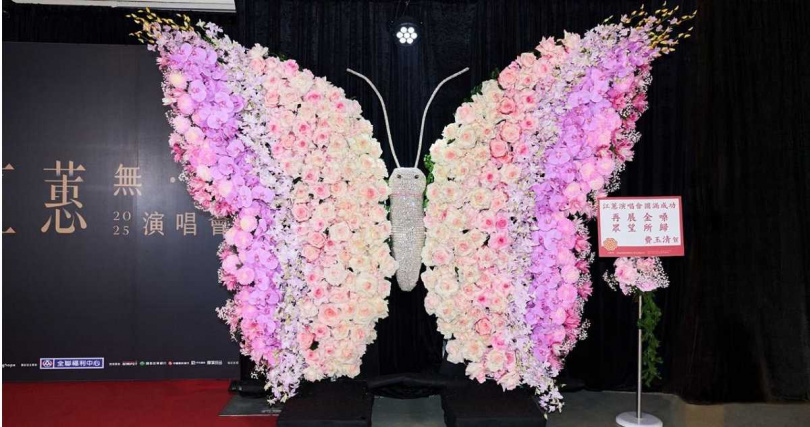 費玉清的蝴蝶花禮每一次現身都吸引觀眾搶拍。（圖／寬宏藝術提供）