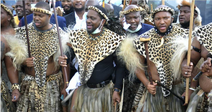 棍棒對打為祖魯族傳統競技形式，過往多為地位相當者之間比試，學者反指「與國王身份不對等」婉拒挑戰。