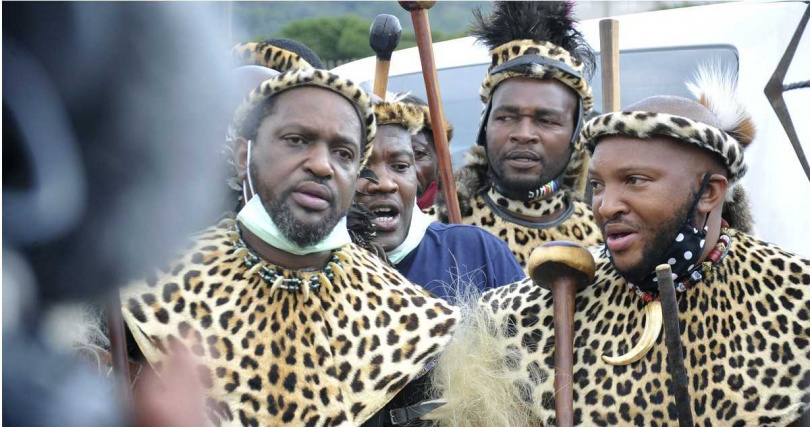 國王米蘇祖魯．祖魯（中）身穿傳統豹皮服飾出席祖魯族重要文化節慶「蘆葦節」，在台上語出驚人挑戰學者對決。