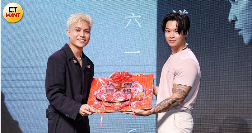 菲道爾邀請高爾宣擔任記者會嘉賓。(圖/楊澍攝)