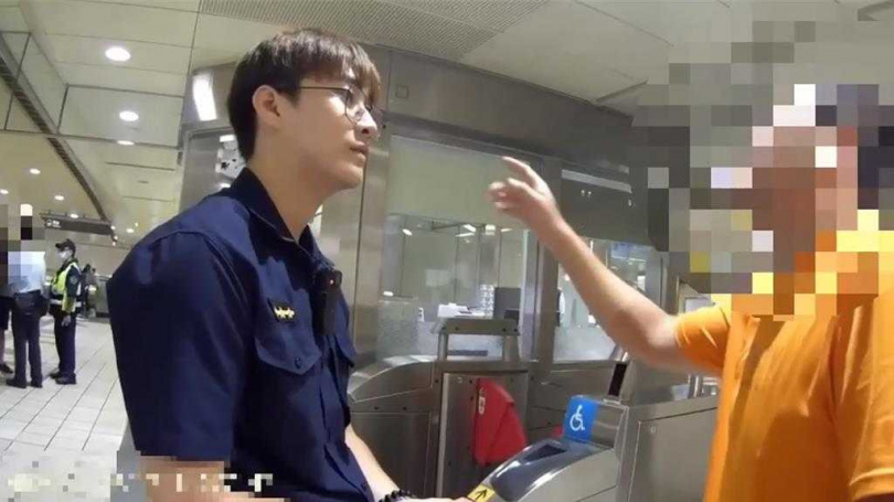 員警了解事發過程。（圖／三重警分局提供）