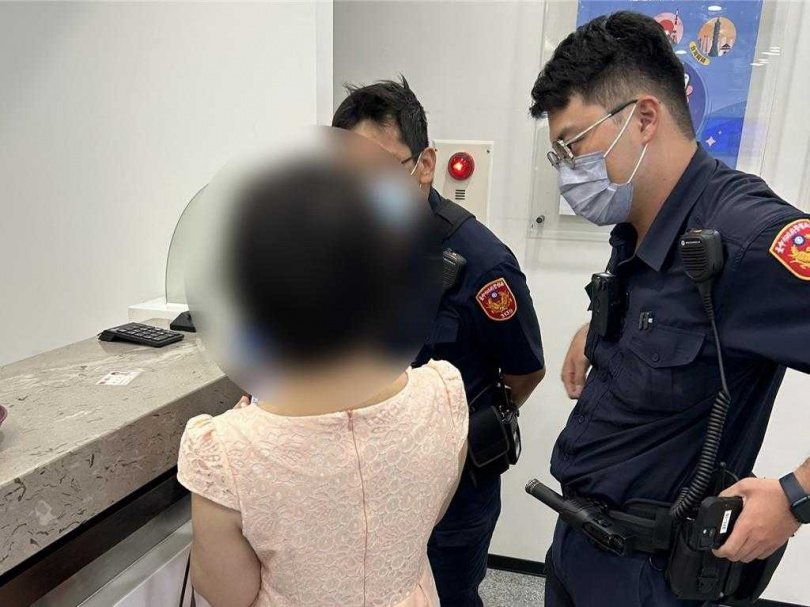 賴姓婦人為了一睹大陸藝人王一博風采,欲匯款人民幣5000元海外演唱會門票,遭員警與行員二度勸阻。(圖/警方提供)