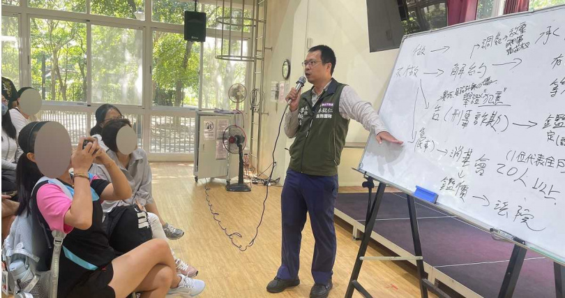 受害住戶特別感謝議員林銘仁，教大家怎麼寫存證信函和報案，分析之後該如何面對法律訴訟過程。圖為林銘仁議員辦公室主任李振銘。（圖／投訴人提供）