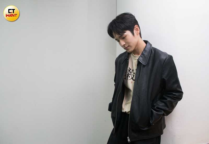 在《自殺通告》中，張豐豪有許多面對群眾演說的畫面，讓他壓力不小。（圖／黃威彬攝）