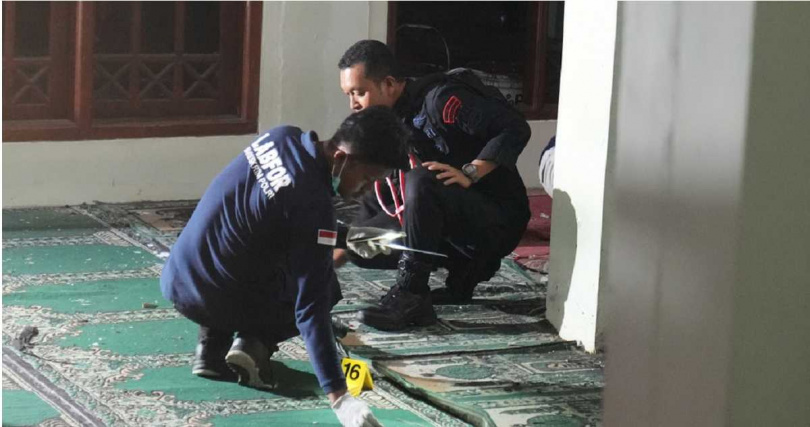 印尼警方的拆彈小組在雅加達1所高中清真寺內進行調查。(圖/達志/美聯社)