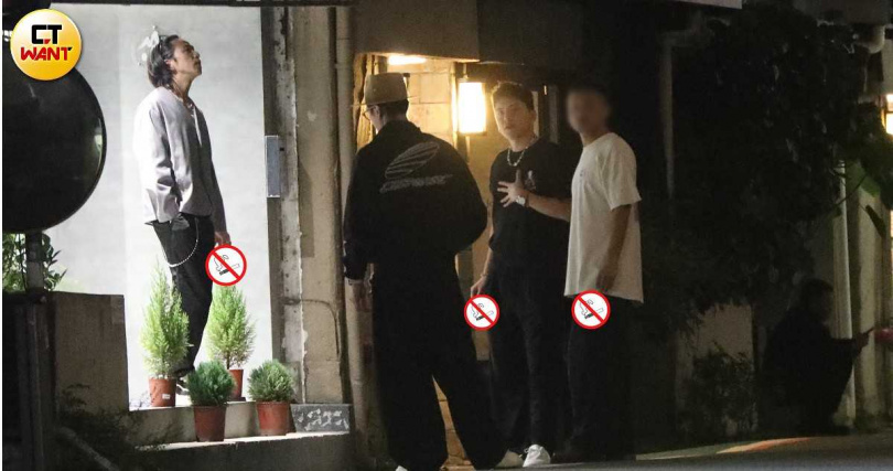 大飛（左起）、柯震東、王大陸在店外邊抽菸邊聊天。（圖／本刊攝影組）