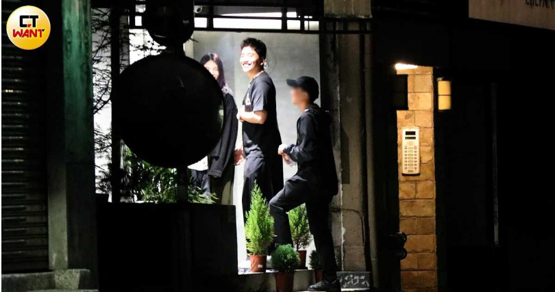 大部分時間女友沐軒都陪在王大陸身邊，他也不時露出招牌笑容。（圖／本刊攝影組）