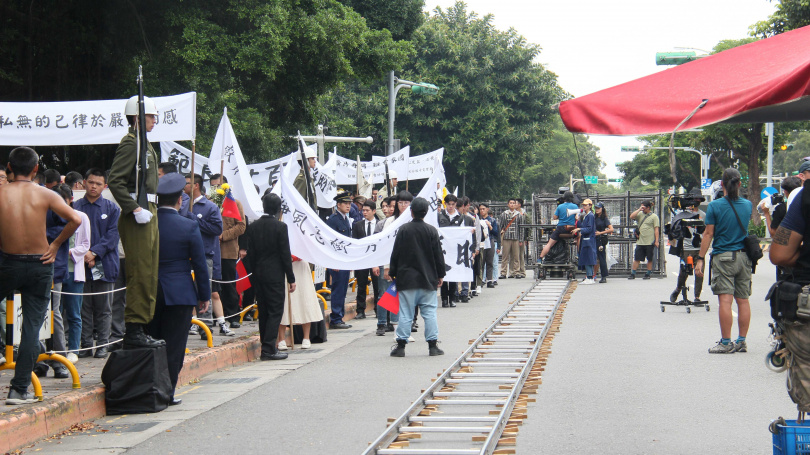 電影《刻在你心底的名字》為拍攝前來瞻仰蔣經國總統儀容的人龍，劇組在北安路進行交通管制，鋪設長達30公尺的軌道進行拍攝。（圖／台北市電影委員會）