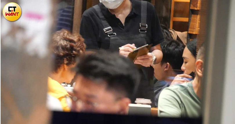 吳可熙抵達日式燒烤餐廳,約會對象正是揭曉。(圖/本刊攝影組)