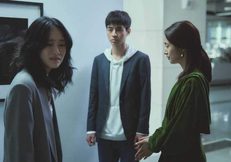 吳可熙(左)在電影《失明》與林依晨相戀,但卻又與林依晨的兒子劉敬上演一場禁忌之戀。(圖/周子娛樂)