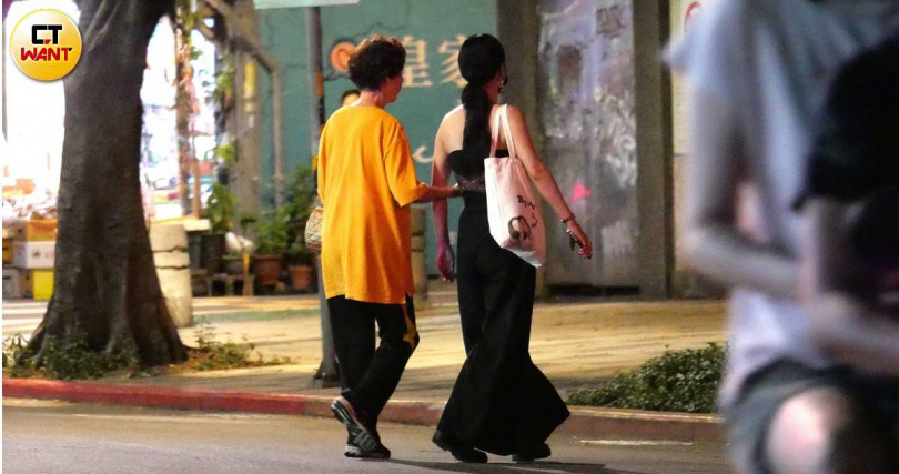 吃飽後,吳可熙陪著媽媽散步回家。(圖/本刊攝影組)