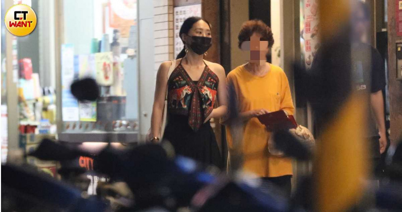 吳媽媽似乎挺多事情想分享,母女吃飯話題不斷。(圖/本刊攝影組)