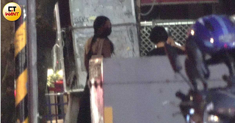 吳可熙神秘兮兮回頭,警覺度很高。(圖/本刊攝影組)