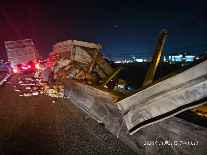 從畫面中可見撞擊力道之大。（圖／翻攝記者爆料網）
