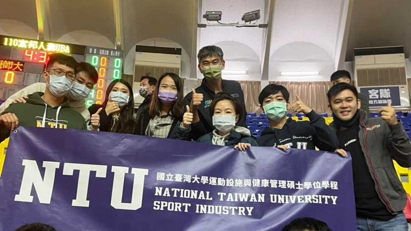 台大共同教育中心運動設施與健康管理碩士學位學程結合醫學、管理、醫學領域知識，並以成為運動產業與健康管理高階人才培育基地為目標。（圖／翻攝自台大運動設施與健康管理碩士學位學程臉書）
