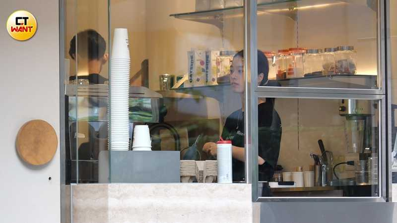 本刊直擊許莉廷除了演員工作之外，還在咖啡廳打工。（圖／本刊攝影組）