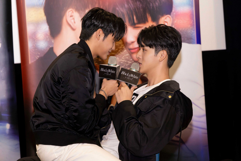 紀成澔(左)與葛兆恩大膽突破演出尺度。(圖/結果娛樂提供)