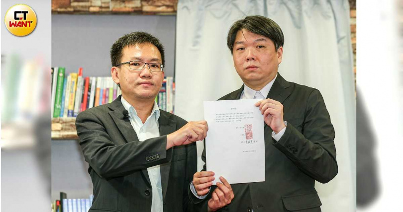 不少政治人物因為「碩士論文」被控抄襲而陷入政治風暴。圖為一名苦主委託律師張祐齊(右起)、吳俊達針對自己疑似被抄襲論文發表聲明。(圖/黃耀徵攝)