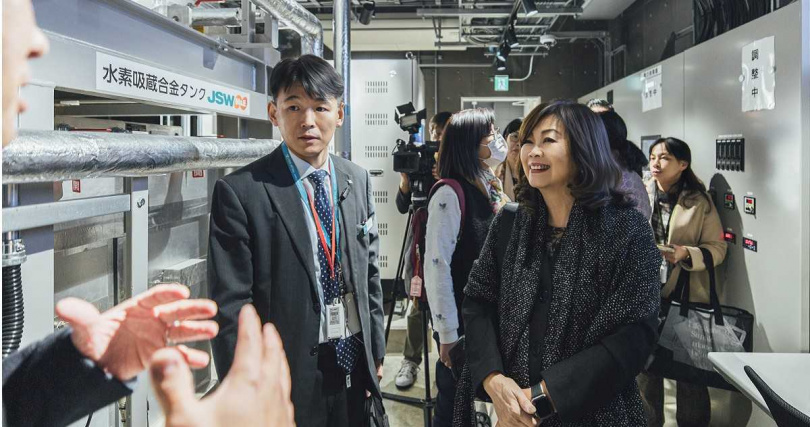 龍寶建設董事長張麗莉(右)與生產力建設總經理、台灣建築中心顧問張芳民,都指定使用YKK AP高水密鋁窗產品。(圖/YKK提供)