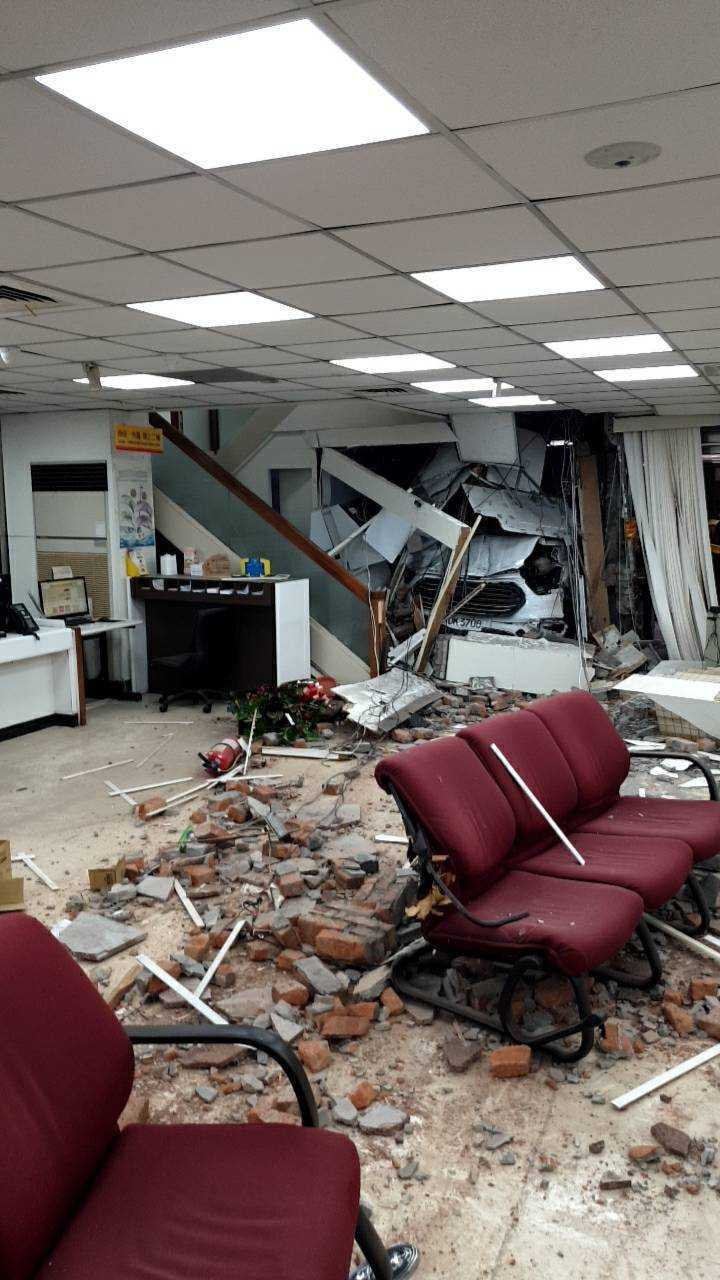 三立新聞採訪車23日下午驚傳衝進北市中山區南京東路二段上的彰化銀行吉林分行內,造成10傷。(圖/翻攝畫面)