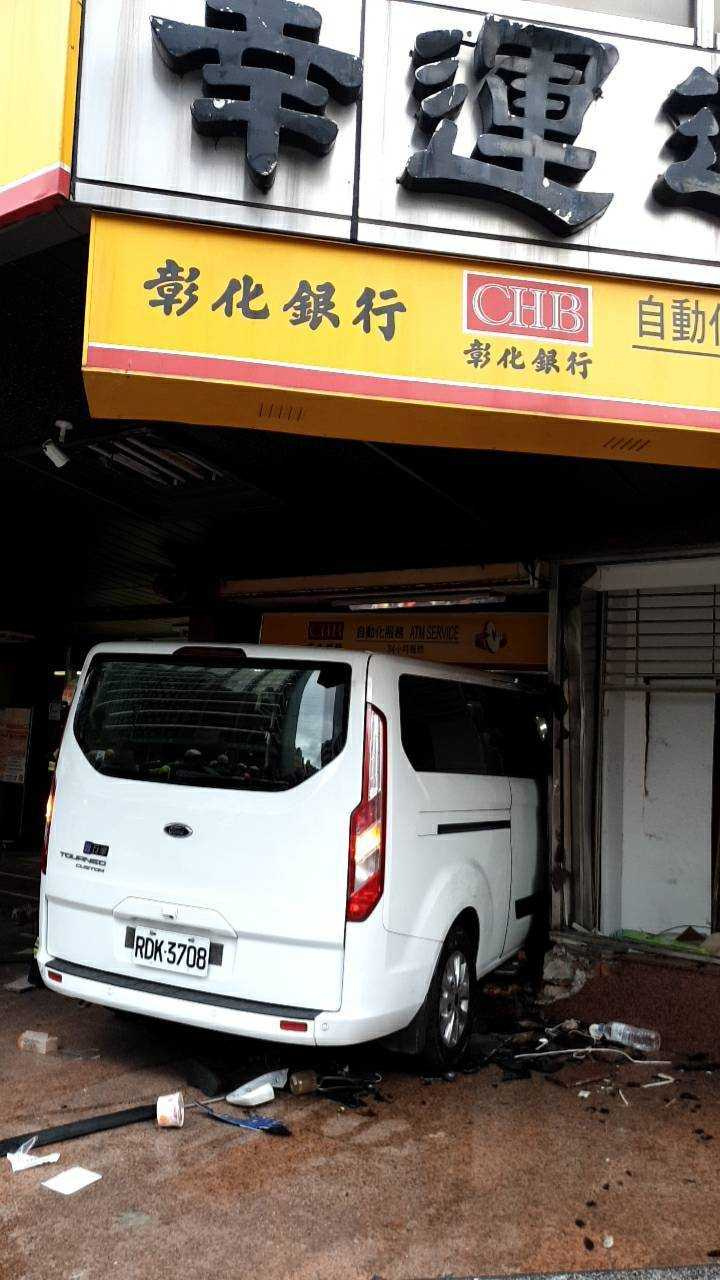 三立新聞採訪車23日下午驚傳衝進北市中山區南京東路二段上的彰化銀行吉林分行內,造成10傷。(圖/翻攝畫面)