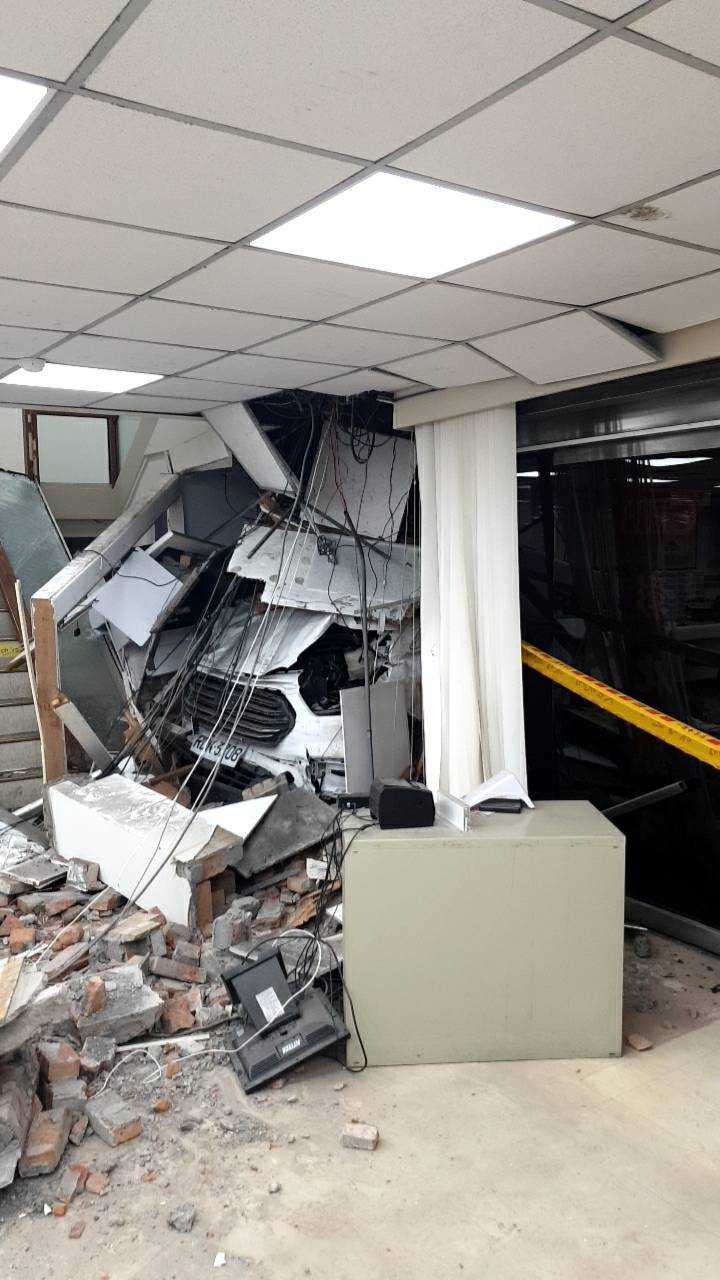 三立新聞採訪車23日下午驚傳衝進北市中山區南京東路二段上的彰化銀行吉林分行內,造成10傷。(圖/翻攝畫面)