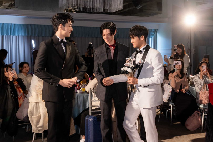 《我說愛你是真的》夏和熙(中)以劇中「表哥」家長身分將紀成澔(右)交付給葛兆恩。(圖/結果娛樂提供)