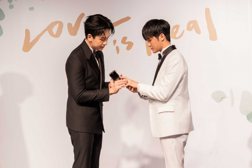 《我說愛你是真的》葛兆恩(左)、紀成澔以角色身分甜蜜完成交換戒指儀式。(圖/結果娛樂提供)