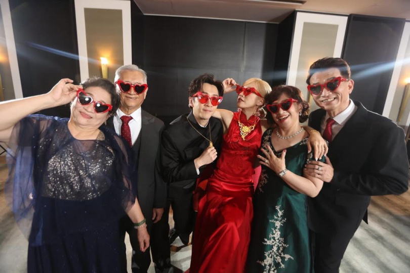 陳漢典和lulu的父母也超搞笑，難怪生出兩個搞笑的天使（圖/翻攝自treads）