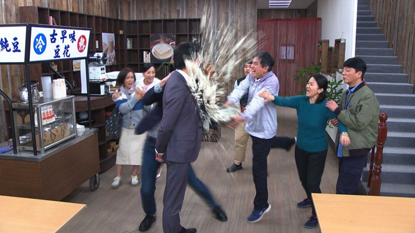 《豆腐媽媽》吳皓昇到萬家豆腐坊找碴！被洪都拉斯潑豆渣。（圖／民視）