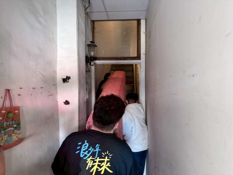 「少年工班」幫老者將家當移置到新居所。（圖／讀者提供）