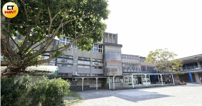 宜蘭縣人文國中小沒有圍牆的校園實屬罕見，校內自豪課程能讓學生「想要學習」，根本不擔心翻牆翹課。（圖／方萬民攝）