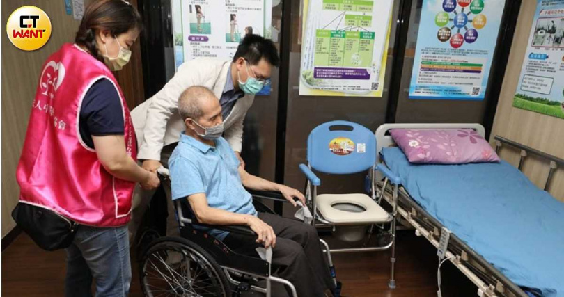 醫院聘用「全責護理」管理服務員是緩解「護師荒」的辦法之一。(示意圖/CTWANT攝影組)