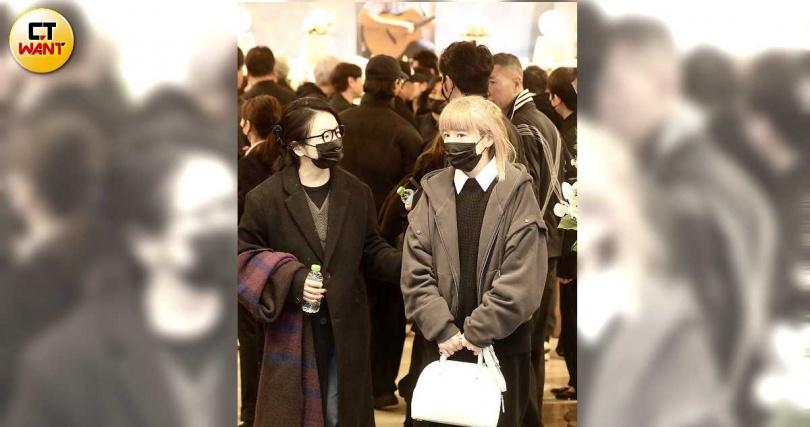 惟仁前妻陸元琪在陶晶瑩陪伴下離開。（圖／侯世駿攝）