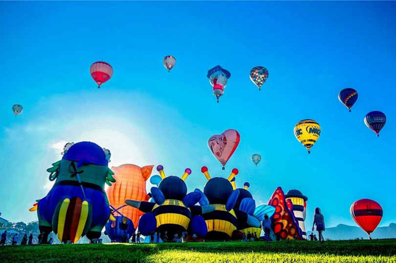 俗稱寶桑的台東縣這塊應許之地年底誰當家,各界關注。圖為7月台東縣將辦理的超人氣IP吉伊卡哇加入台東熱氣球嘉年華。(圖/翻攝自台東縣政府官網)