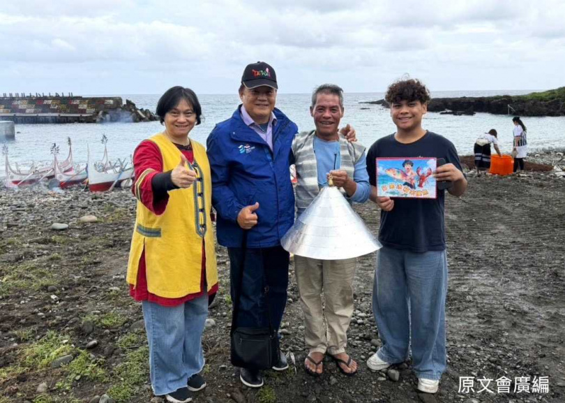 《打開冰箱來摸魚》製作團隊親赴蘭嶼，進行達悟雅美人「招魚祭」田野採訪，迎接飛魚季的到來。（圖／原文會提供）