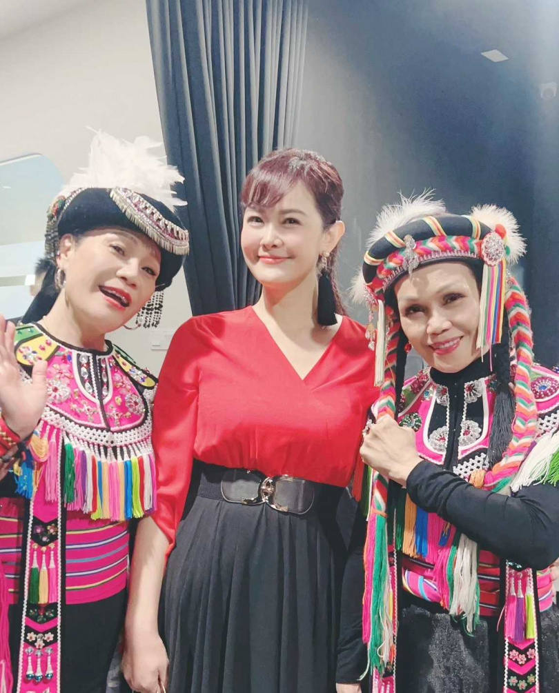 陳艾美（右）曾於多項歌唱賽事嶄露頭角，長年投身音樂服事，足跡遍及全球。（圖／藝起發光、蒙福教會提供）