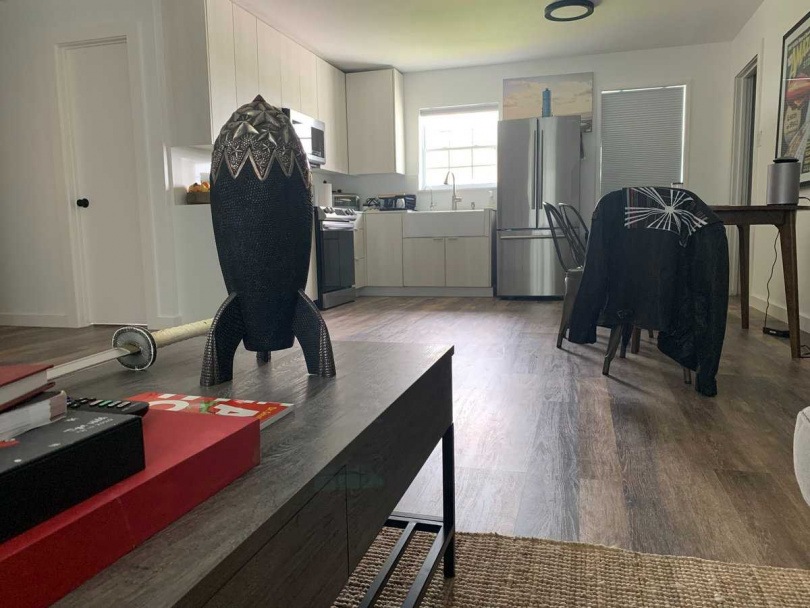 馬斯克母親透露,其住處冰箱幾乎沒有食物、浴室僅放一條毛巾。(圖/翻攝自X,@DimaZeniuk)